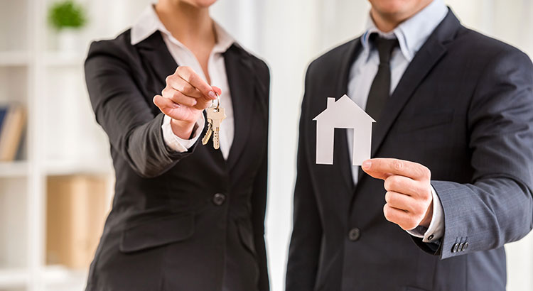 5 Reasons to Hire a Real Estate Professional When Buying & Selling! | MyKCM